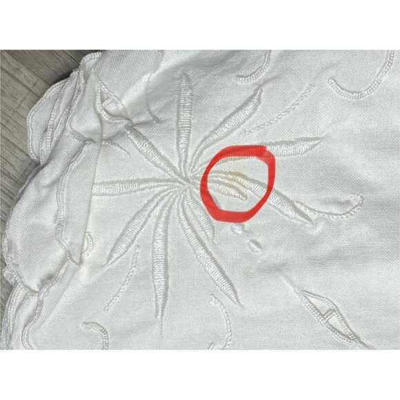 Fabric Napkins Set of 12 White With Embroidery And Scalloped Edges 15” READ - Picture 7 of 7